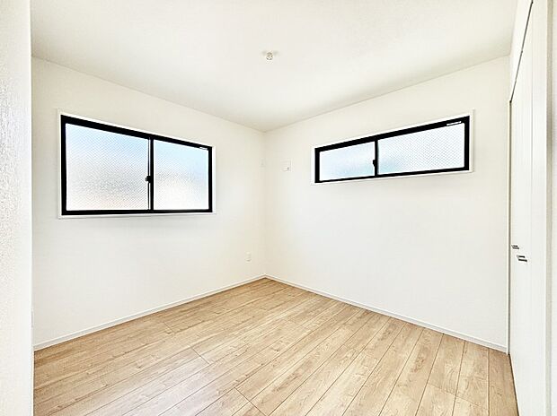 【子供部屋】２面採光で気持ちよく自然光が取り入れられるのでお子様のお部屋にもピッタリ