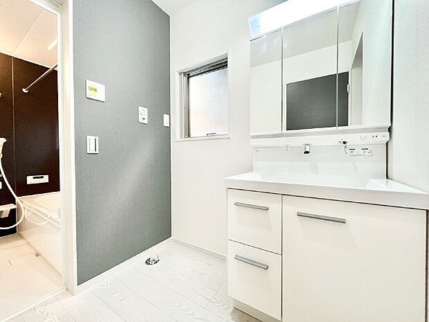 【洗面台・洗面所】清潔感のある快適空間です。毎日の身支度も気持ち良くお使い頂けます。 