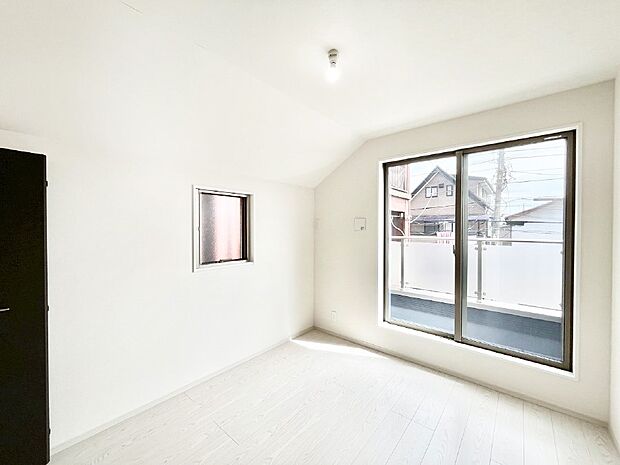 【寝室】明るいバルコニーサイドに洋室を設置。目覚めの良い寝室に。 