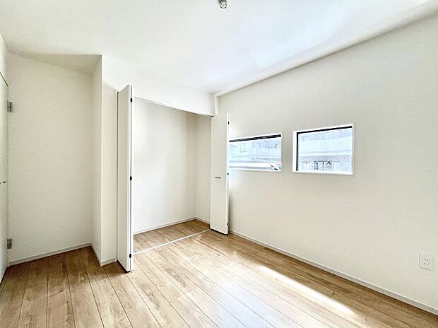 【寝室】収納が充実しているので居住スペースを広々使えます  