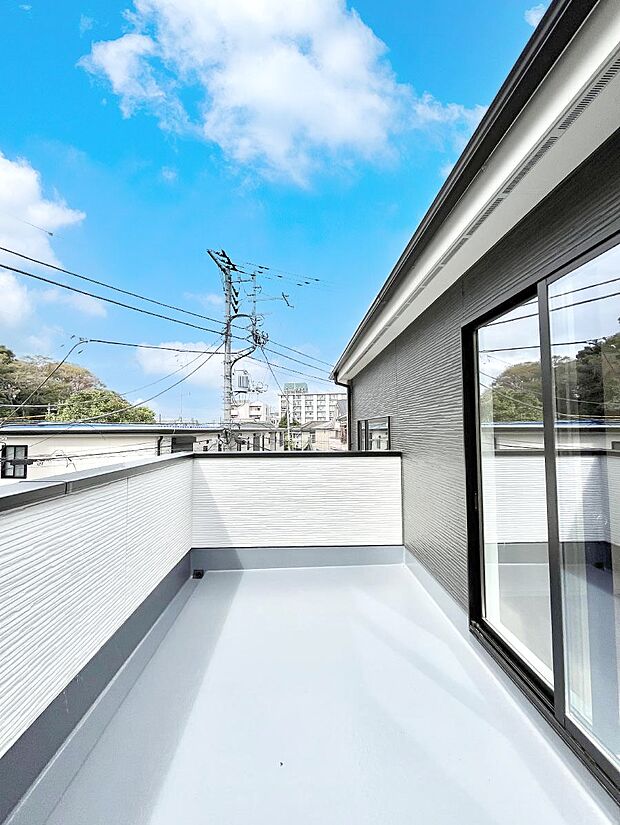 【バルコニー】ゆったりバルコニーだから沢山お洗濯ものを干せます。