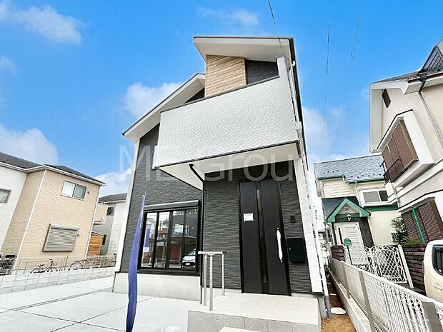【現地外観写真】シンプルで落ち着きのある建物は住むかたの個性でオリジナルなものになっていきます。 