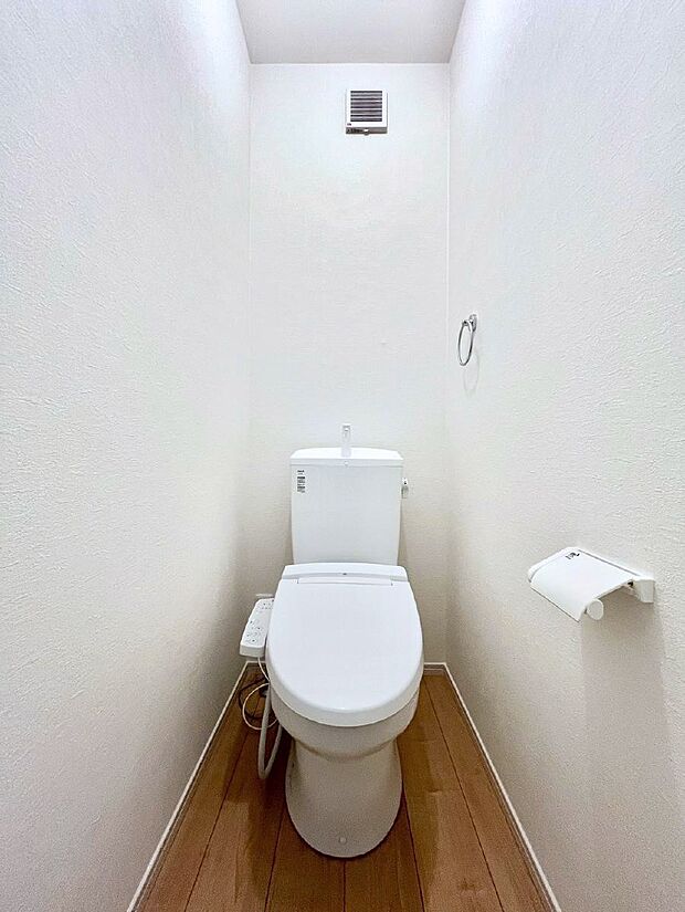 【トイレ】トイレは1階と2階それぞれに配置されていてとても便利です。 