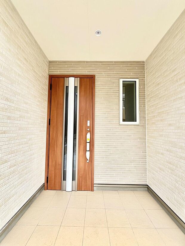 【玄関】玄関前は雨が降っても濡れにくい屋根付き