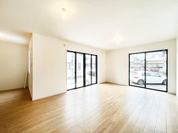 【ダイニング】家族の笑顔が自然と生まれてくる、そんな雰囲気のダイニングに仕上がっています 