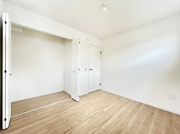 【子供部屋】お子さまのお部屋としても！衣類の整理整頓に便利なクローゼット付きの洋室。