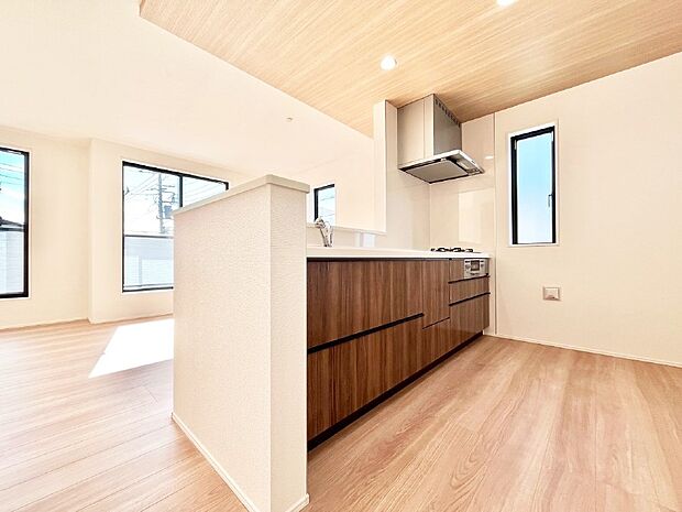 【ダイニングキッチン】料理をしながらご家族との会話を楽しめる対面カウンターキッチン