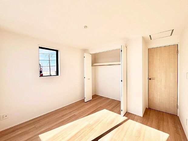 【寝室】使いやすい形でベットや家具の置き方にも困ることもありません。