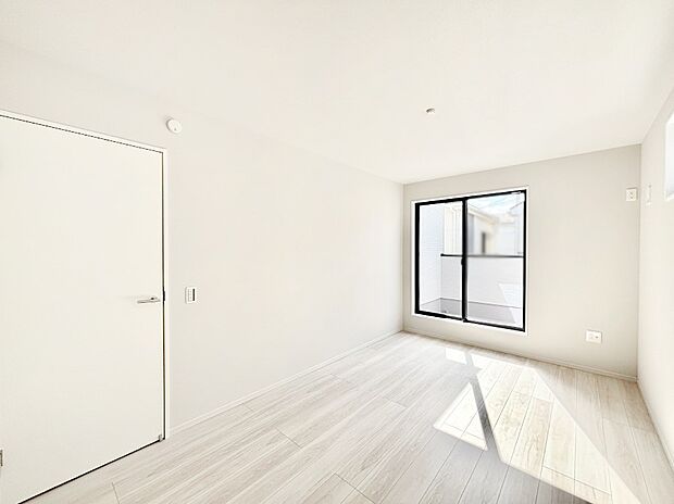 【寝室】明るいバルコニーサイドに洋室を設置。目覚めの良い寝室に。