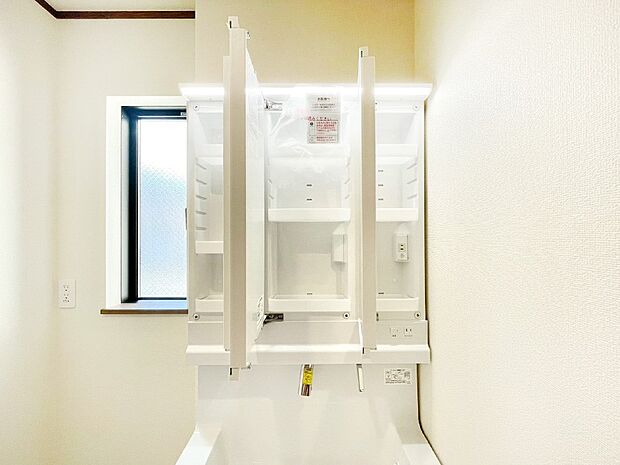 【三面鏡裏収納】三面鏡の裏に、化粧品や衛生用品などを収納可能。洗面台をすっきりと保ちます！