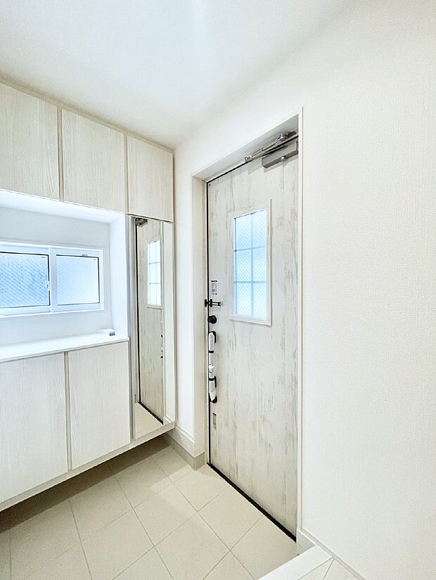 【玄関】飾り棚を利用して、お越しいただくお客様をおもてなしできます。