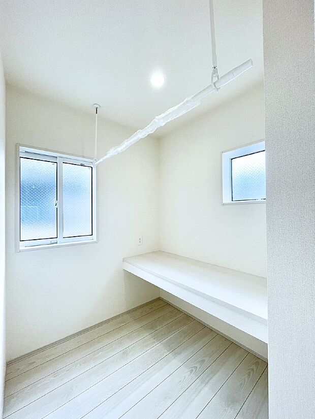 【収納】リビングのカウンタースペース。収納やテレワークスペースなどアイディア次第で多彩な使い方ができます。