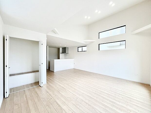 【リビングダイニング】明るい陽光が注ぎ、寛ぎの雰囲気に満たされるリビング・ダイニング。