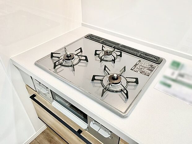 【Ｓｉセンサーコンロ】ガスコンロはＳｉセンサー搭載。火力調節や焦げ付き・消し忘れも防いでくれます。