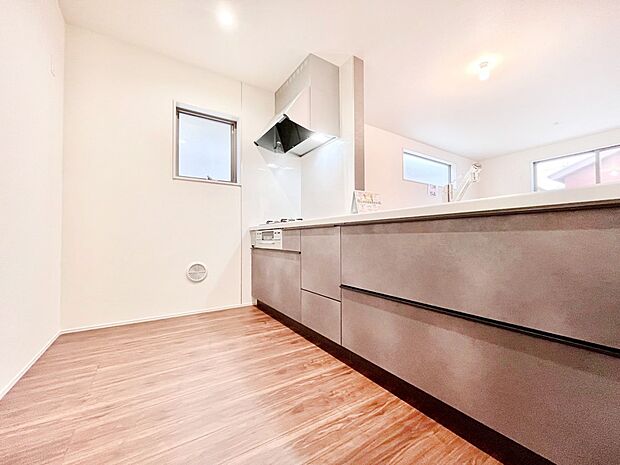 【キッチン】爽やかな風が通り抜けるキッチン。窓があるので明るく換気にも役立ちます。