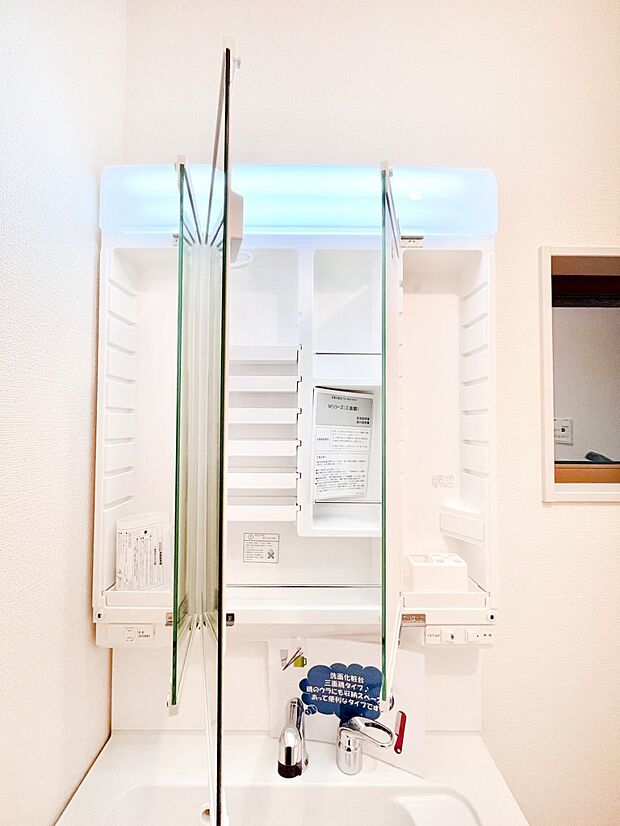 【その他設備(三面鏡裏収納)】三面鏡の裏に、化粧品や衛生用品などを収納可能。洗面台をすっきりと保ちます！