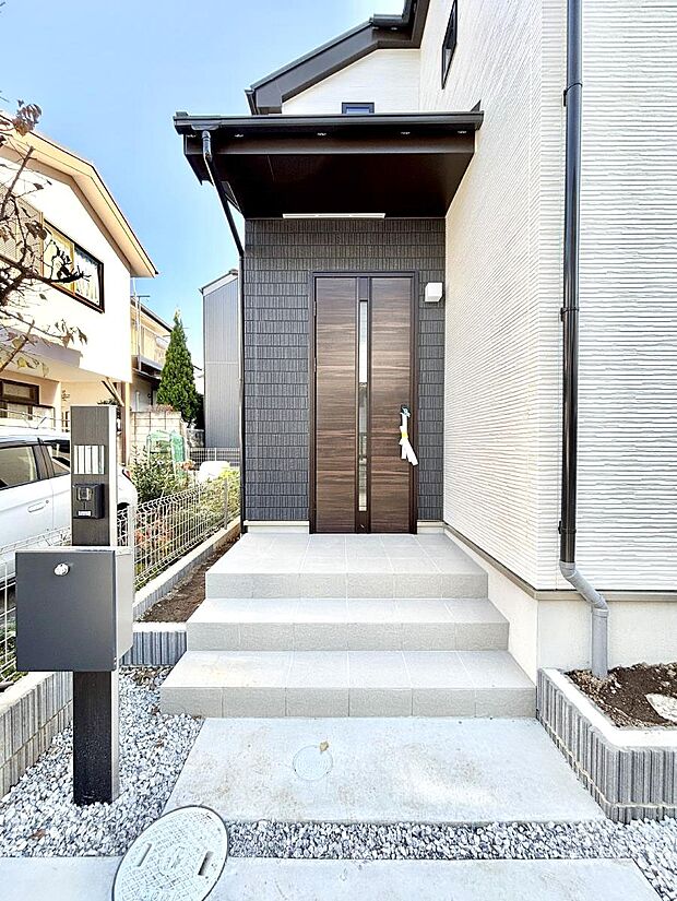 【玄関】大切な家族、来客を出迎える玄関。