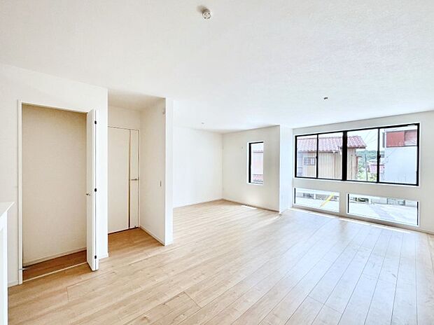 【リビングダイニング】大きな窓からたっぷりの陽光と風を感じられるリビング  