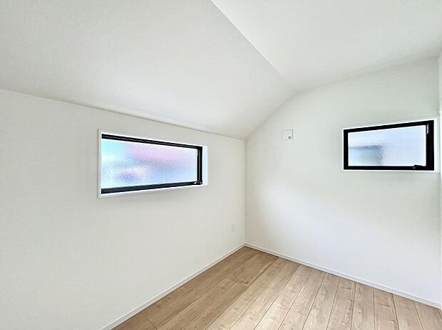 【子供部屋】窓からのやさしい光が心地よいプライベートルーム  