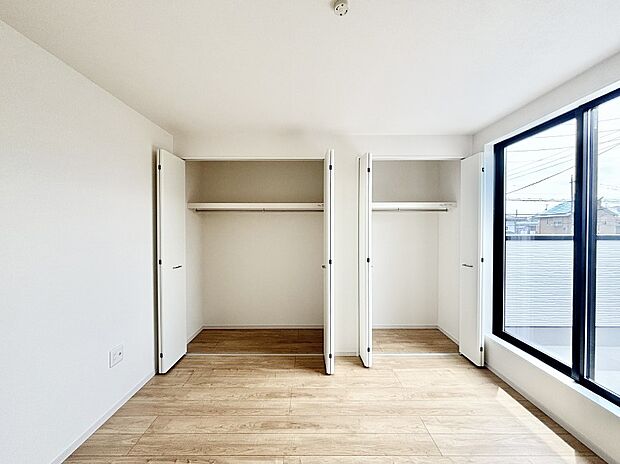 【寝室】明るいバルコニーサイドに洋室を設置。目覚めの良い寝室に。   