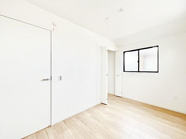 【子供部屋】お子さまのお部屋としても！衣類の整理整頓に便利なクローゼット付きの洋室。