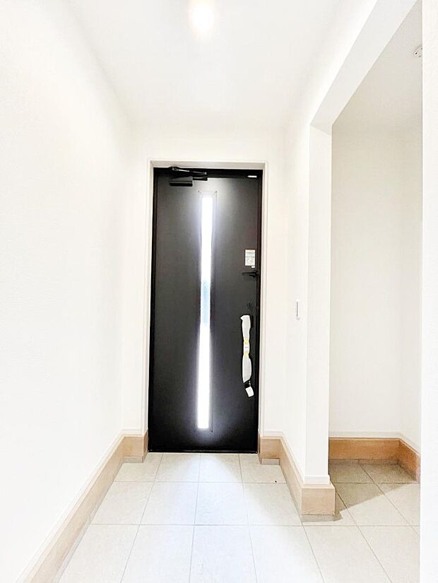 【玄関】ご家族やお客様を気持ちよくお出迎え！広々空間が心地よい土間収納付き玄関。