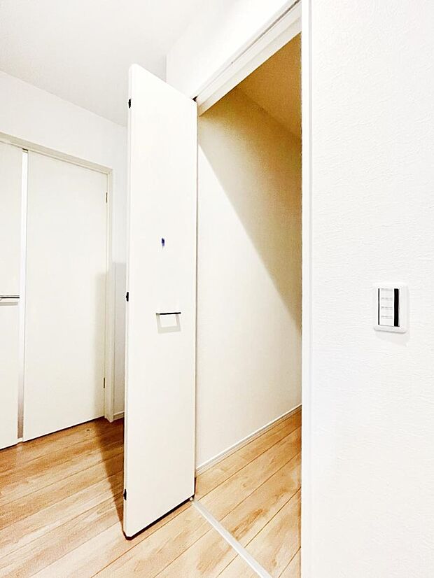 【ウォークインクローゼット】1階ホールには季節品や趣味の品などたっぷり収納出来るウォークインクローゼット！