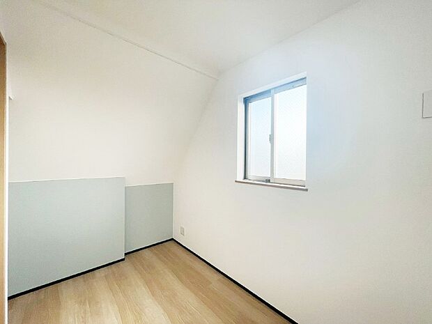 【子供部屋】窓からのやさしい光が心地よいプライベートルーム