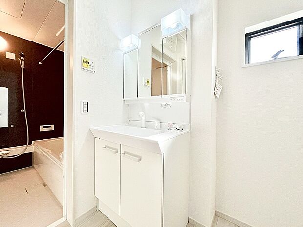 【脱衣場】清潔感のある快適空間です。毎日の身支度も気持ち良くお使い頂けます。