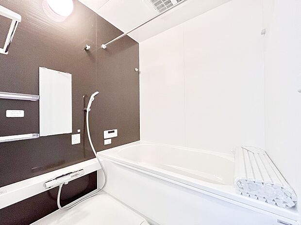 【浴室】一日の疲れを癒してくれる明るい清潔感のあるバスルーム