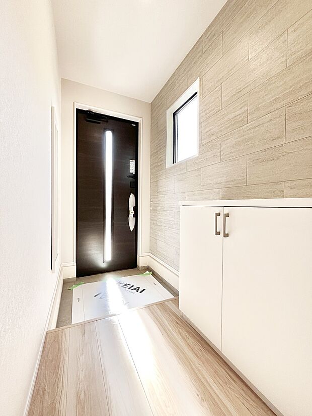 【玄関】下駄箱はご家族の写真や季節のインテリアで飾り棚として演出できます