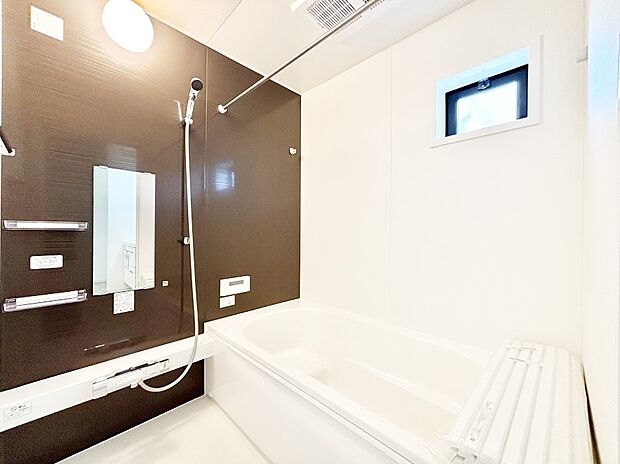 【浴室】落ち着きのあるダークカラーを基調にしたバスルームで1日の疲れをリフレッシュ！