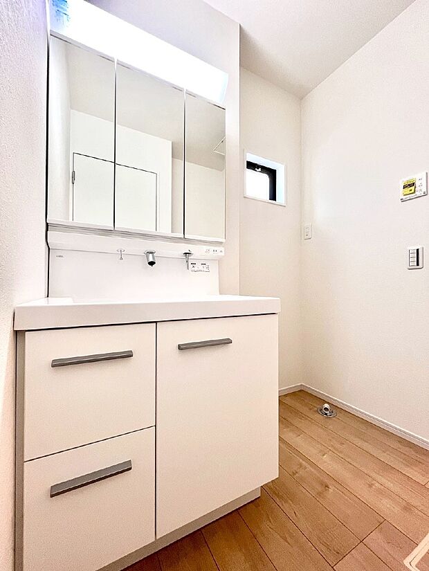 【脱衣場】清潔感のある快適空間です。毎日の身支度も気持ち良くお使い頂けます。 