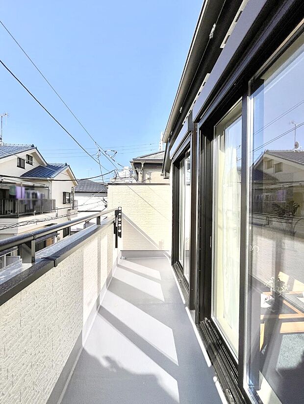 【バルコニー】暖かな陽光が降り注ぐバルコニーはお洗濯におすすめ。爽やかな風も心地よいです。 