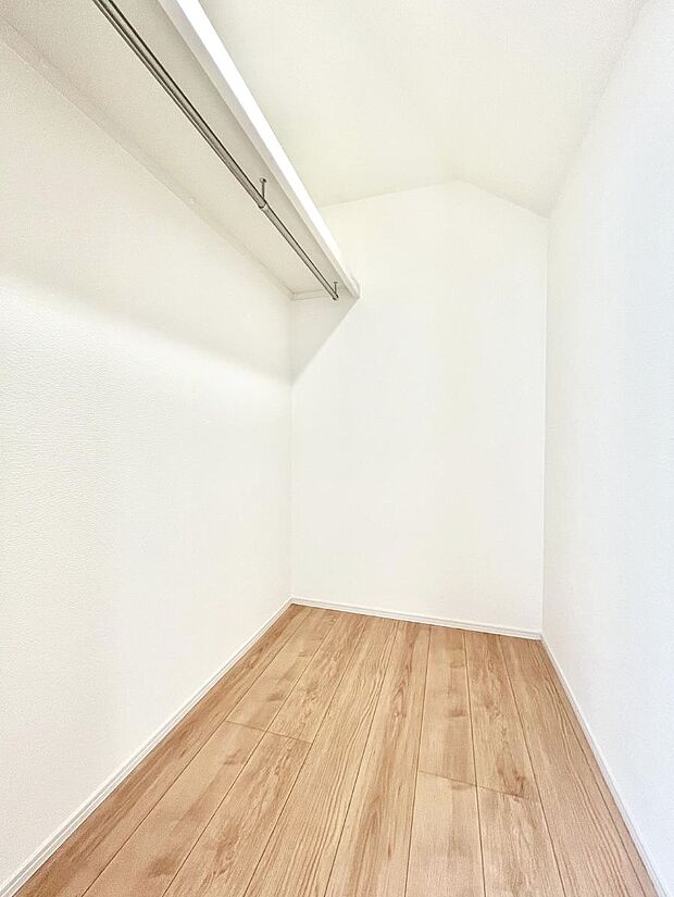 【ウォークインクローゼット】ウォークインクローゼット付きで生活空間を広く利用できます。