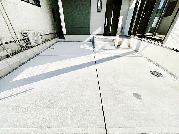 【駐車場】目の前が駐車場だと雨の日も大量にお買い物をした時も便利ですね