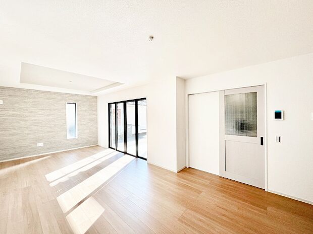 【リビングダイニング】大きな窓からたっぷりの陽光と風を感じられるリビング