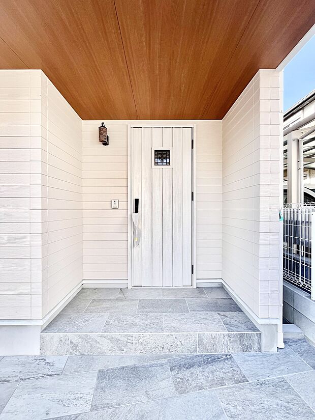 【玄関】大切な家族、来客を出迎える玄関。　