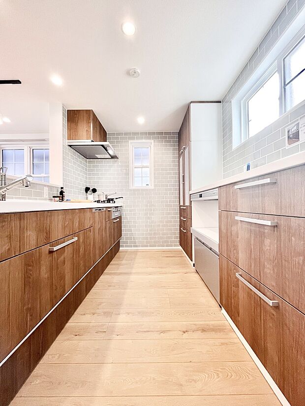 【キッチン】キッチンにはカップボードがあり便利！小物類もスッキリしまえます