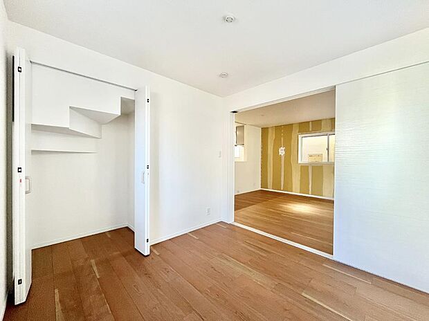 【子供部屋】リビング横の洋室は引き戸を開ければリビングと一体に。うれしい床暖房付き!