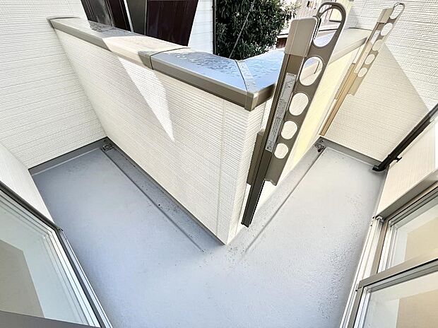 【バルコニー】2部屋から出入りできるバルコニーで毎日のお洗濯やお布団干しも楽々!