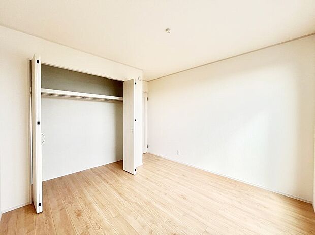 【寝室】収納が充実しているので居住スペースを広々使えます