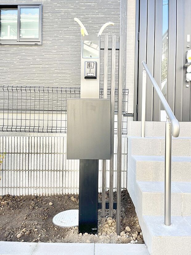 【その他現地】シンプルデザインのポスト。