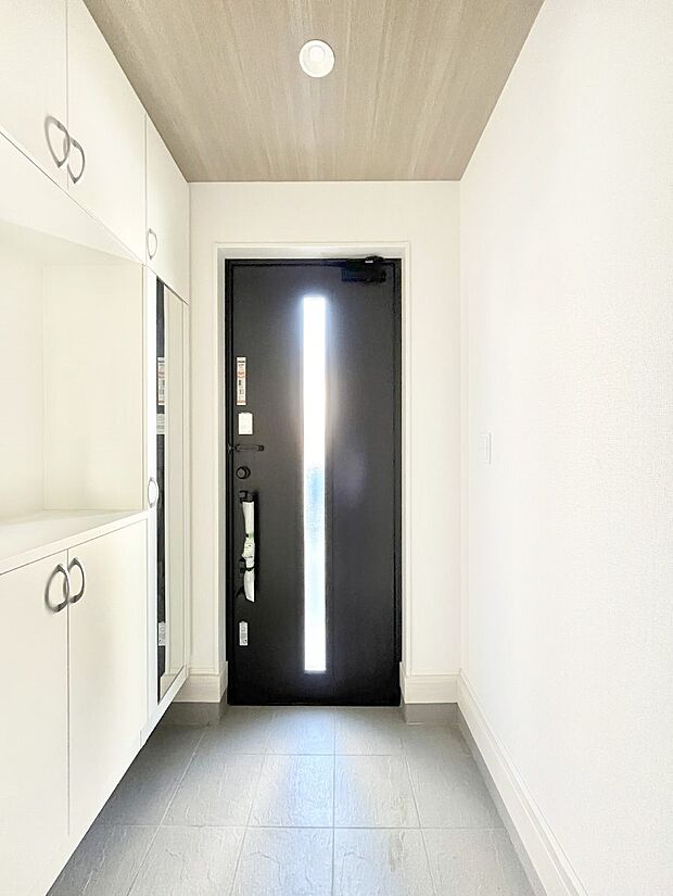 【玄関】明るい玄関はお客様をお出迎えするのにぴったりです!