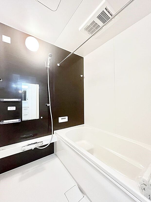 【浴室】一日の疲れを癒してくれる明るい清潔感のあるバスルーム