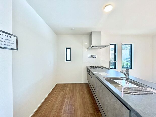 【ダイニングキッチン】爽やかな風が通り抜けるキッチン。窓があるので明るく換気にも役立ちます。