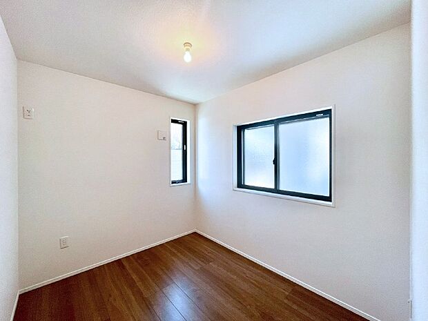 【洋室】2面採光を確保した明るい空間。家族みんなが快適な暮らしを実現する設計です。