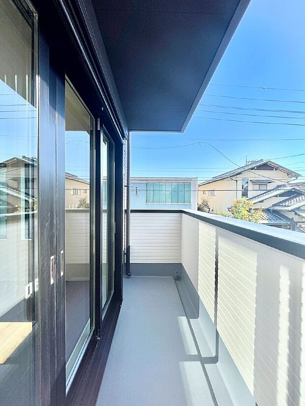 【バルコニー】ゆったりバルコニーだから沢山お洗濯ものを干せます。