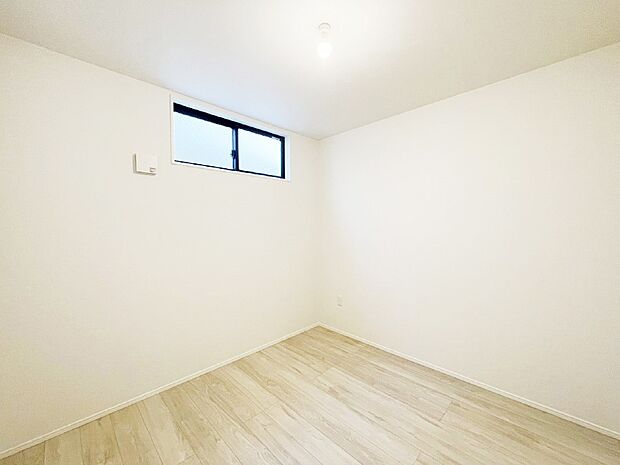 【子供部屋】窓からのやさしい光が心地よいプライベートルーム