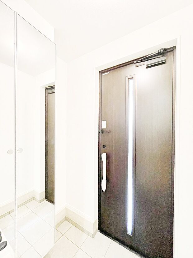 【玄関】ガラススリットの入った玄関ドアが室内に光を届けてくれます